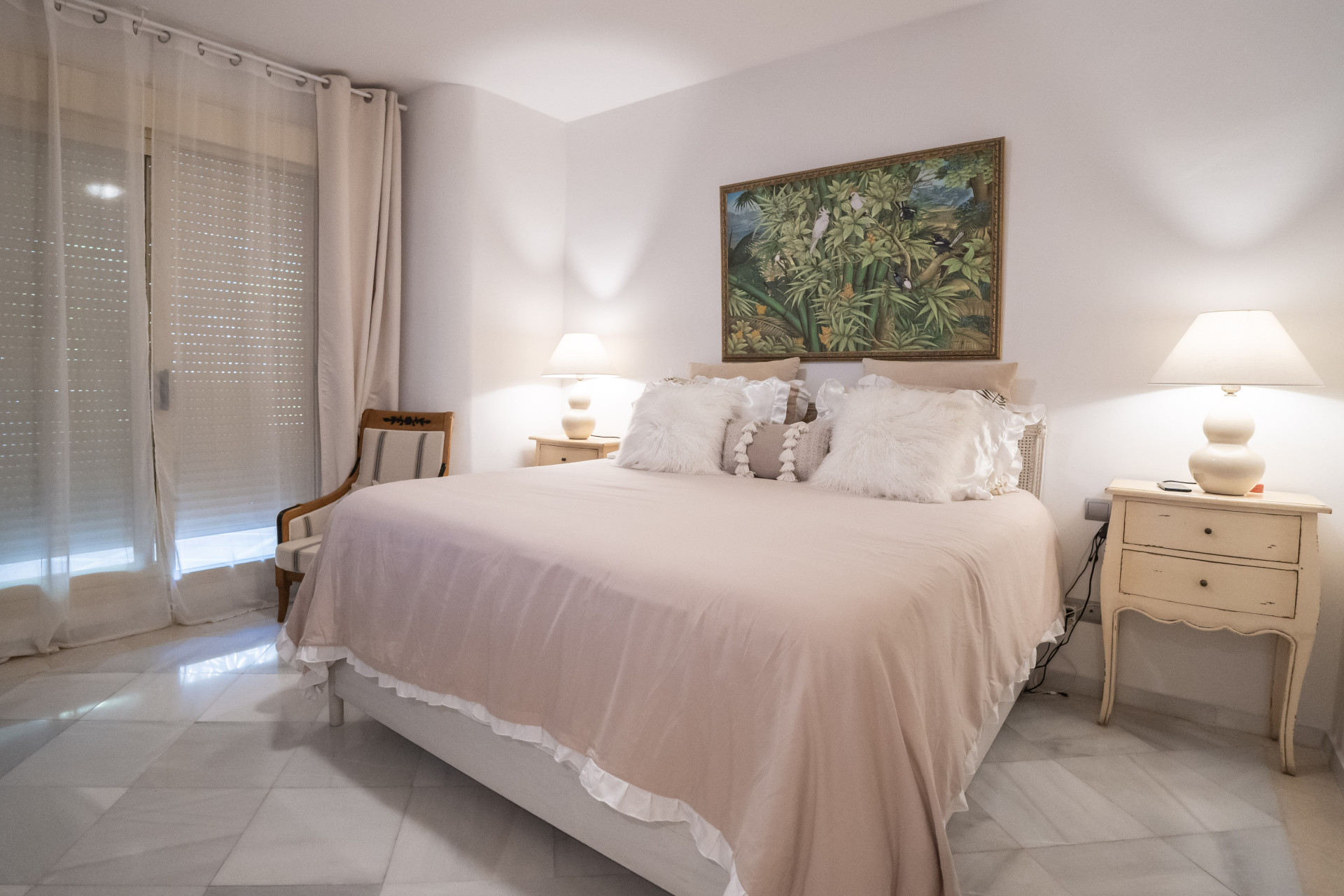 Elegant 2-Bedroom Apartment in Prime Nueva Andalucía Location