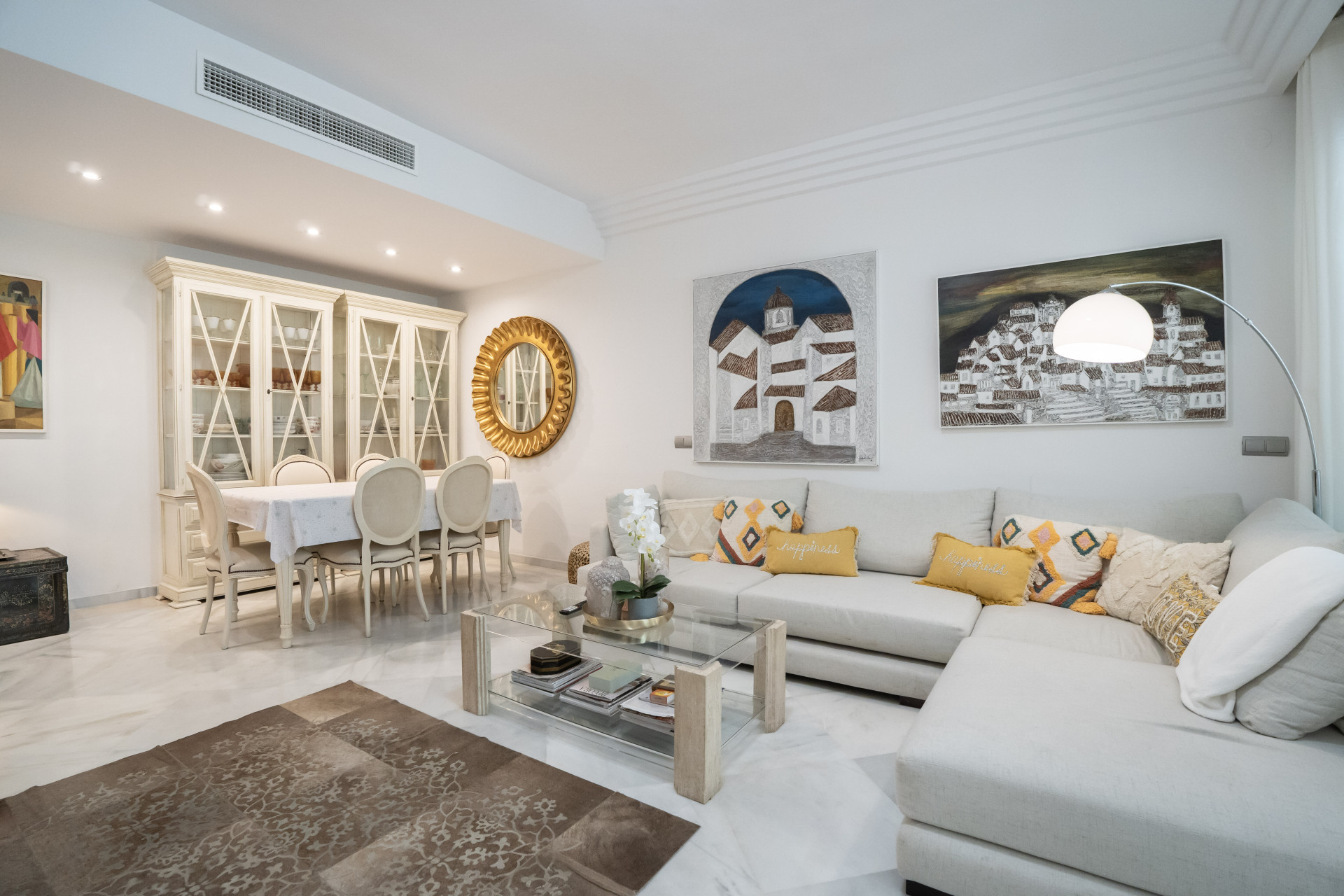 Elegant 2-Bedroom Apartment in Prime Nueva Andalucía Location