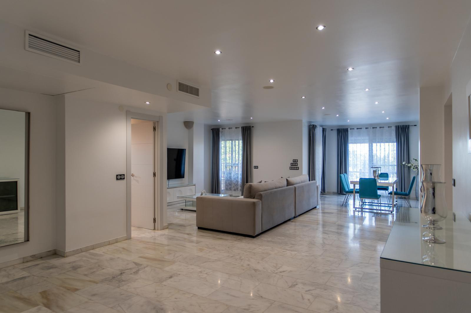 Luxury 4 Bedroom Villa in Urb. La Reserva de Marbella Description