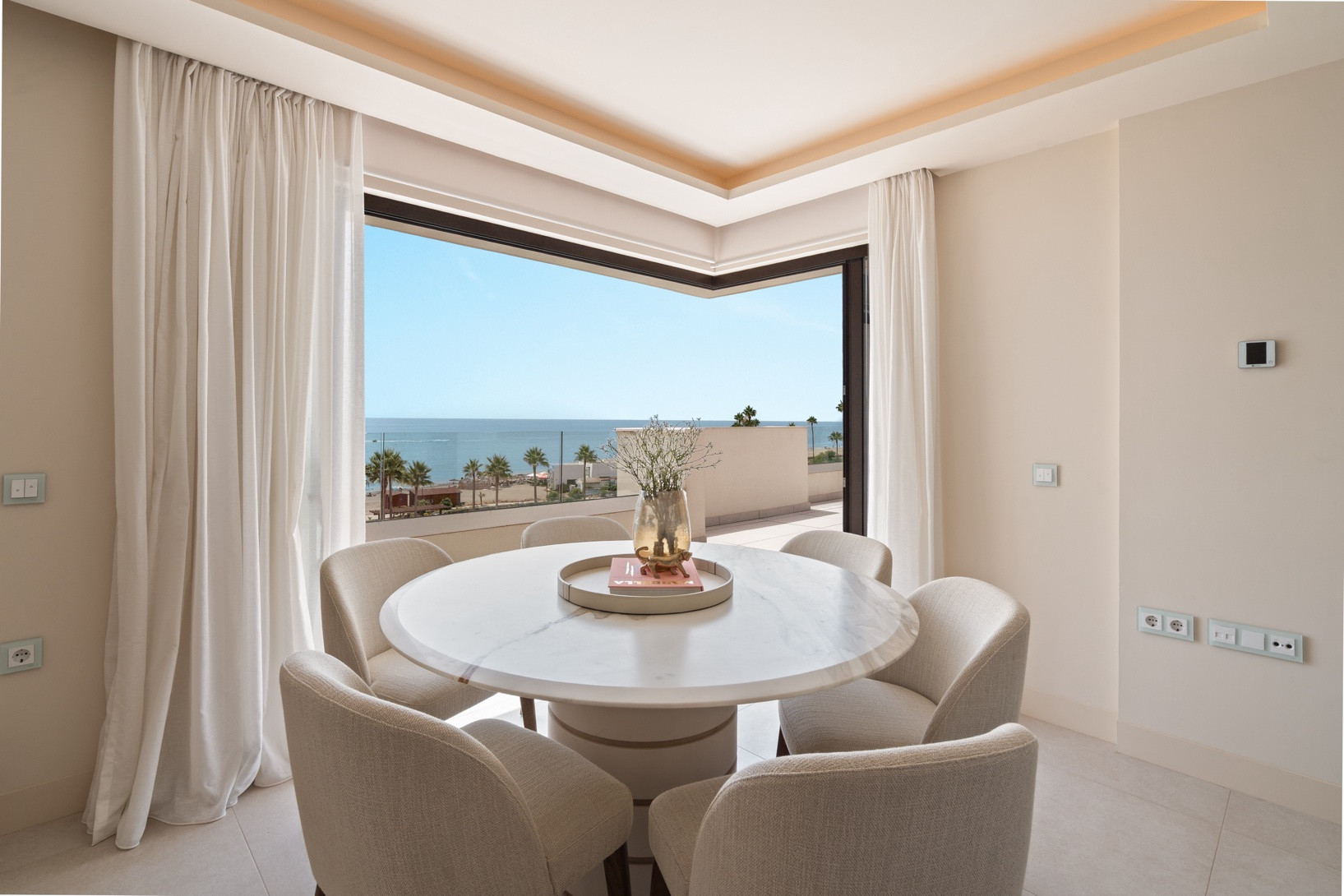 Ático dúplex en primera línea de playa en Velaya, en la Nueva Milla de Oro de Estepona