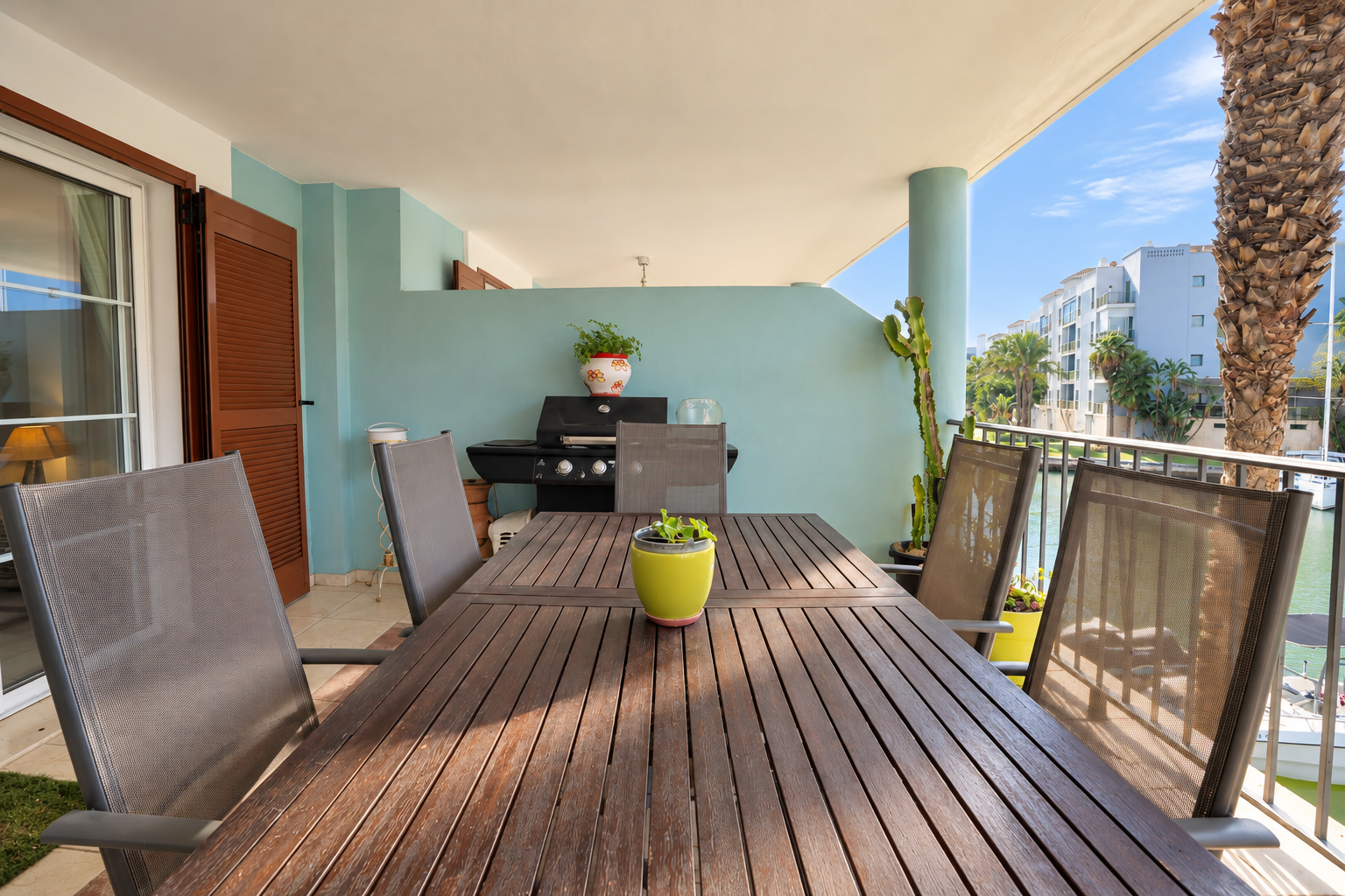 Apartamento de tres dormitorios con vistas al mar y a la marina en Isla Carey, Puerto de Sotogrande