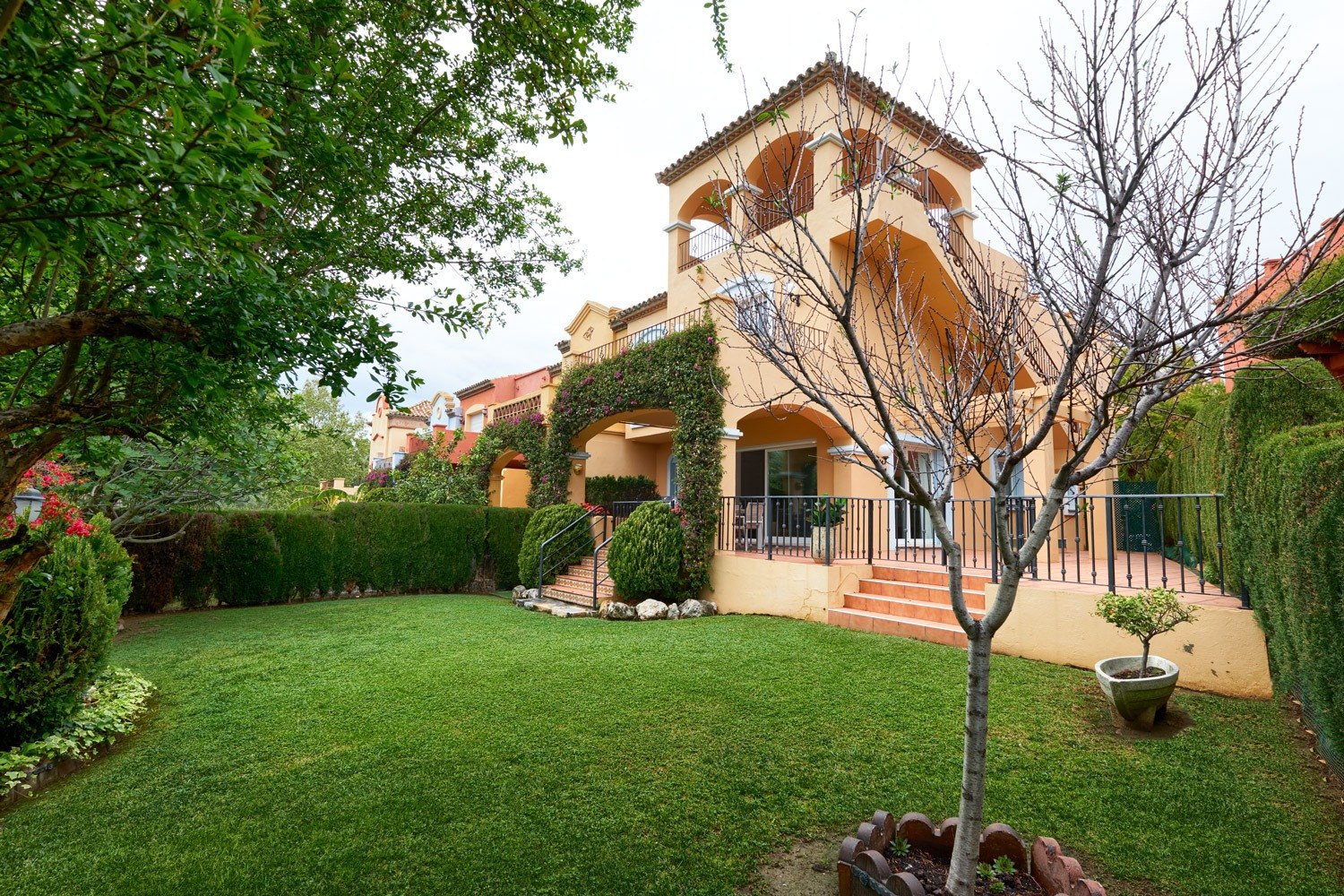 Elegante Casa Adosada en La Alzambra, Marbella – Cerca de Puerto Banús