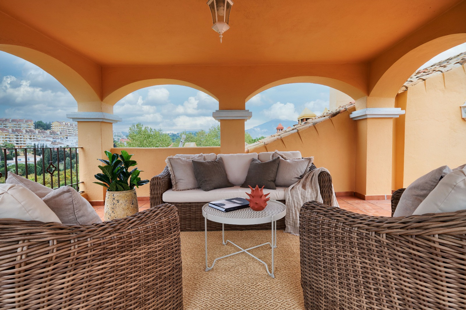 Elegante Casa Adosada en La Alzambra, Marbella – Cerca de Puerto Banús