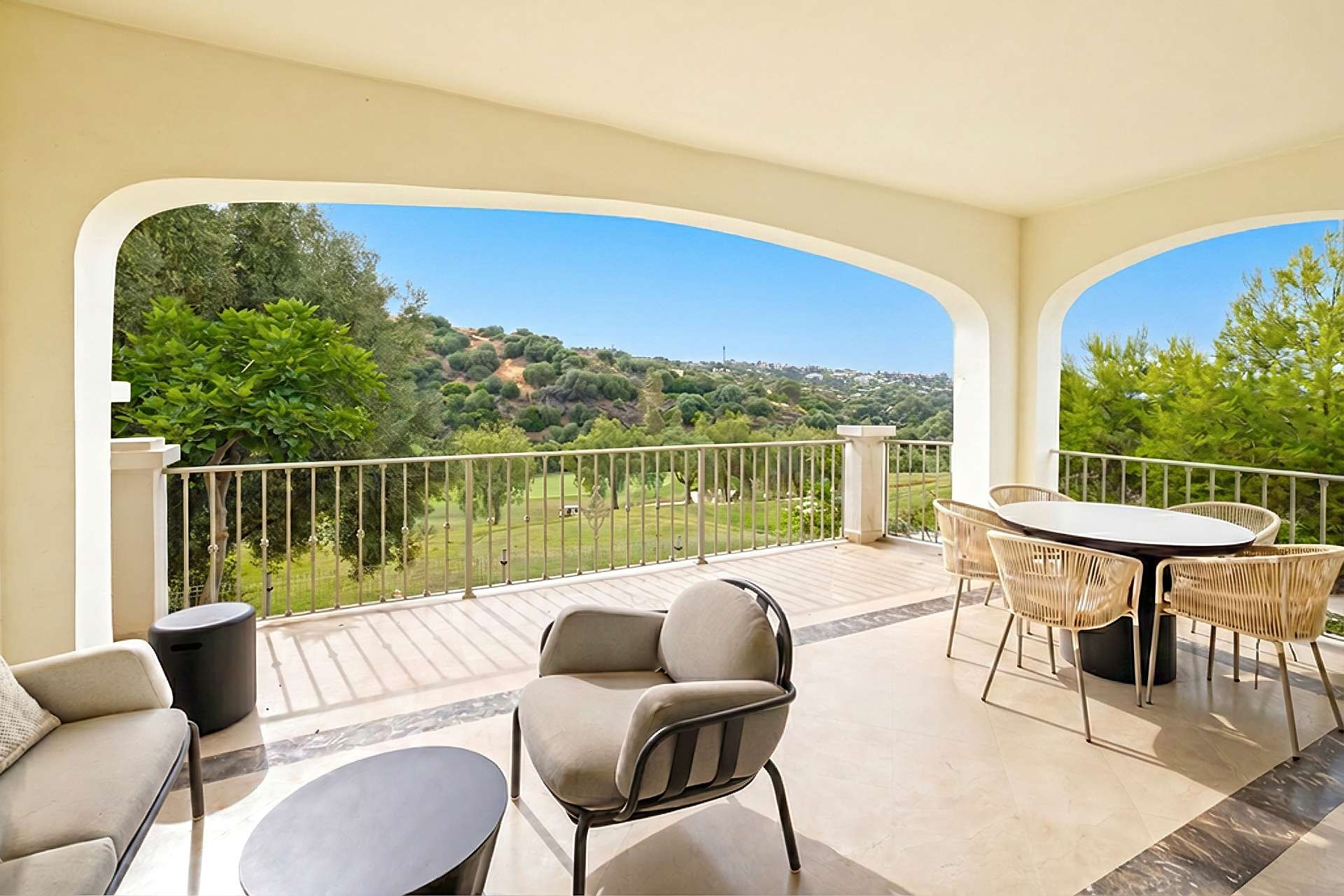 Renovated 3-bedroom townhouse on a frontline golf development – Estepona