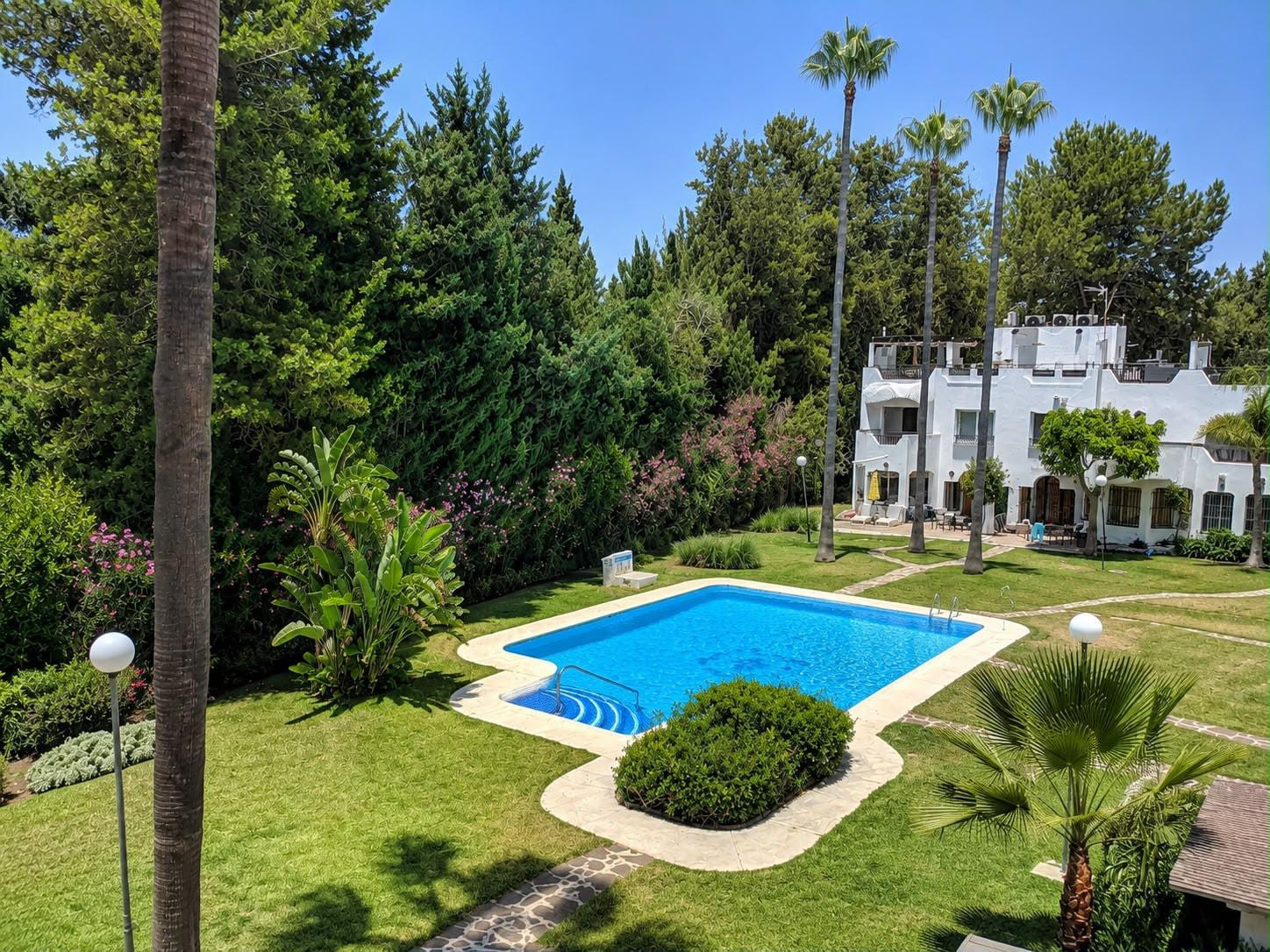 Renovated 4-bed townhouse with rooftop solarium and golf views — Soleuropa Golf, Nueva Andalucía