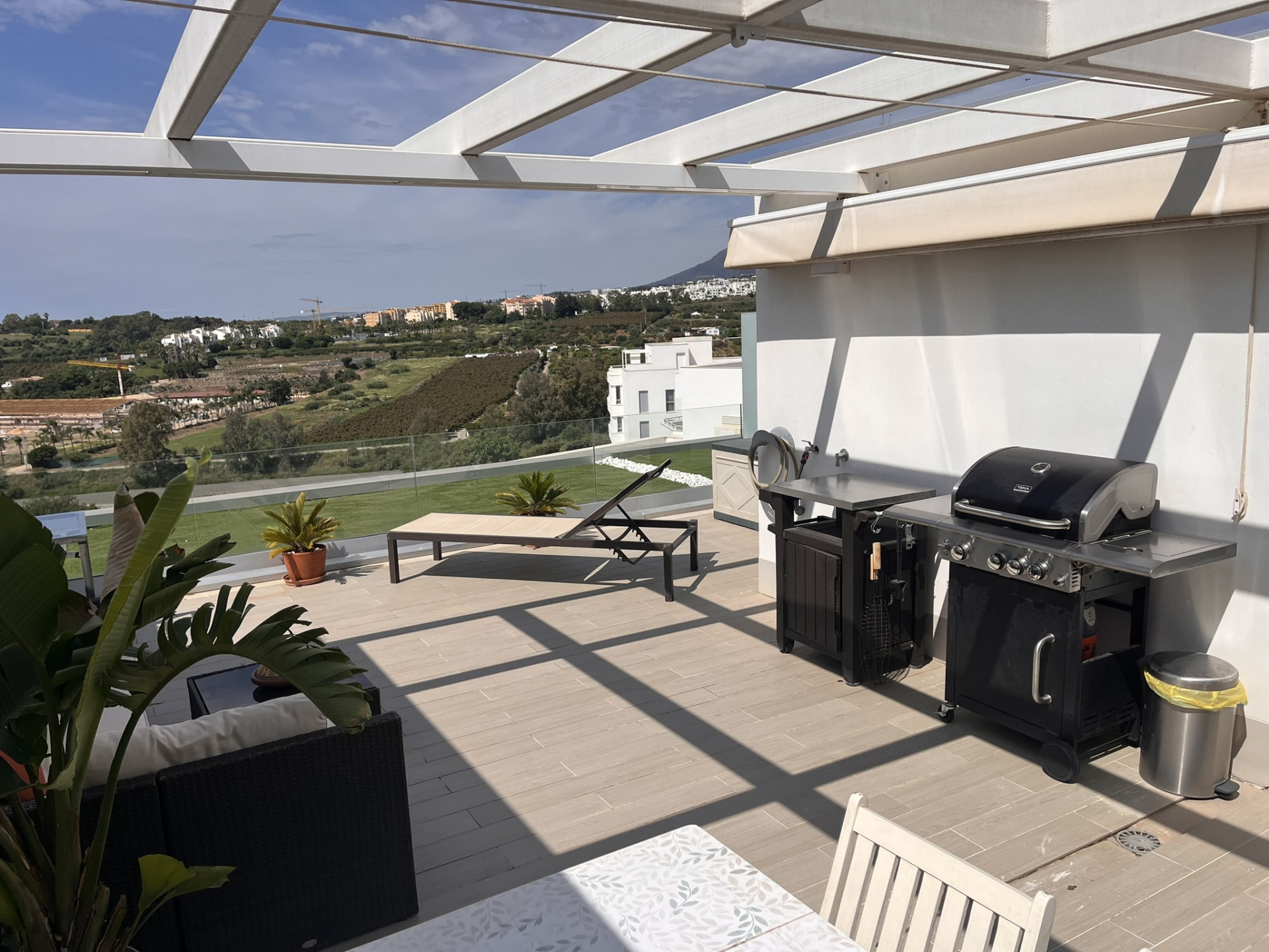 MODERN 3-BEDROOM TOWNHOUSE WITH PRIVATE SOLARIUM AND SEA VIEWS IN CANCELADA, ESTEPONA