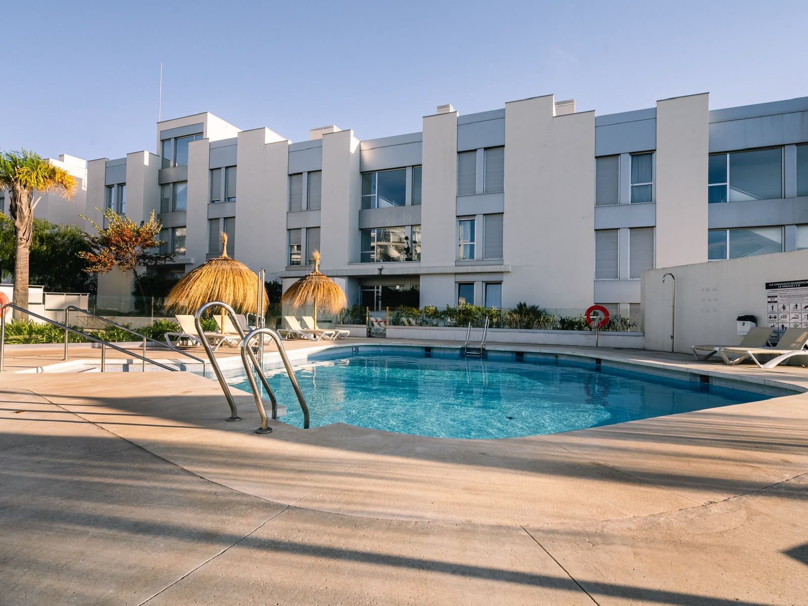 Elegante apartamento de 2 dormitorios con solárium privado en Le Mirage, Cancelada