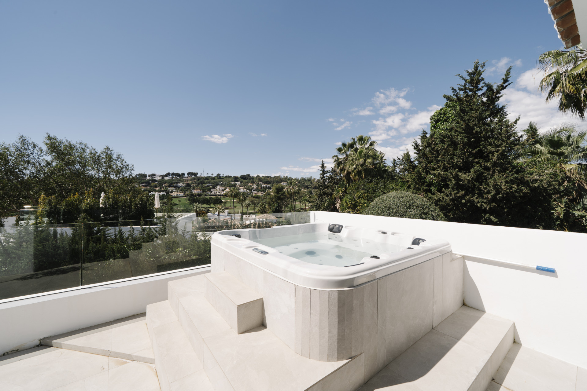 Modern villa with views, jacuzzi, heated pool in Nueva Andalucia, Marbella