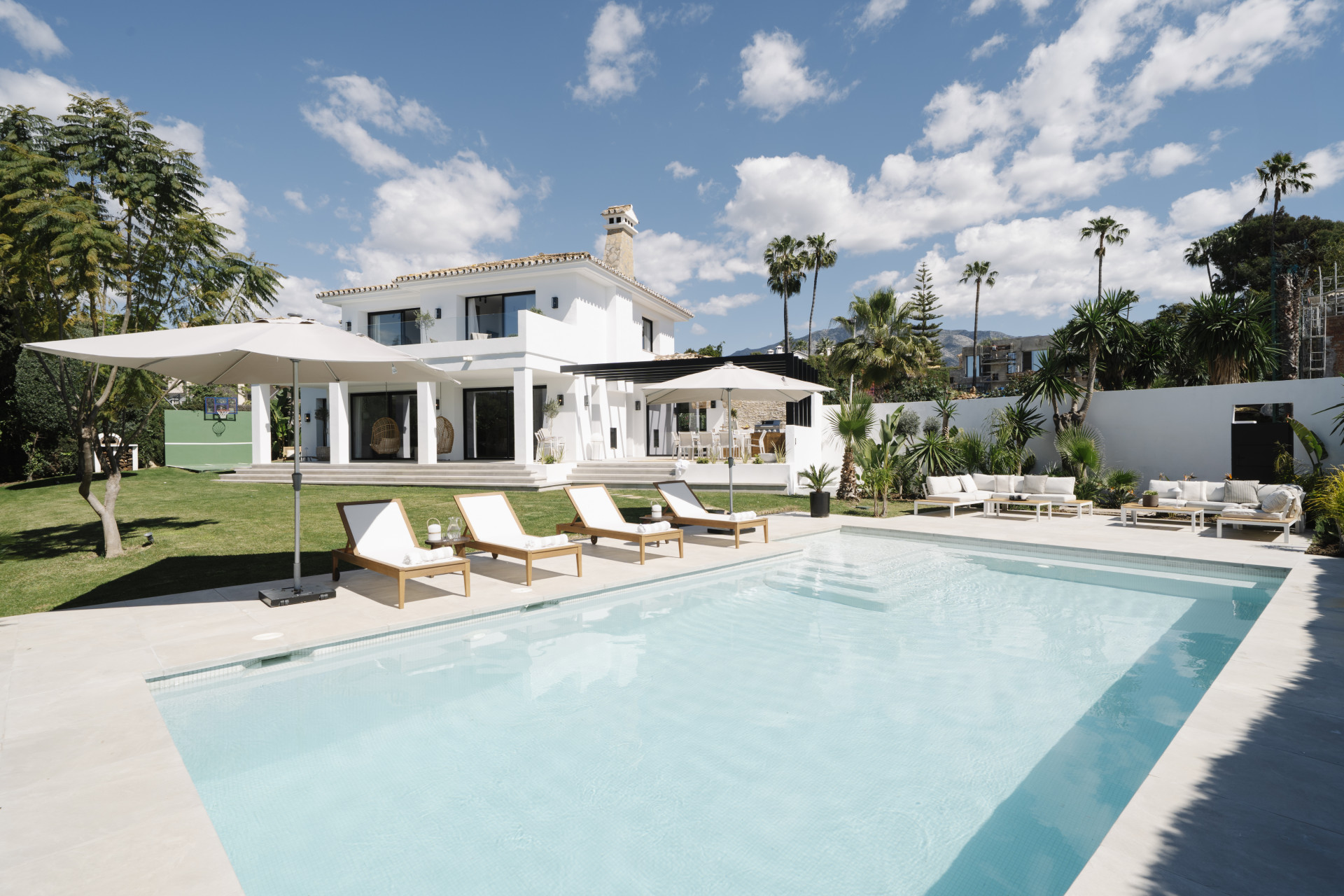Modern villa with views, jacuzzi, heated pool in Nueva Andalucia, Marbella