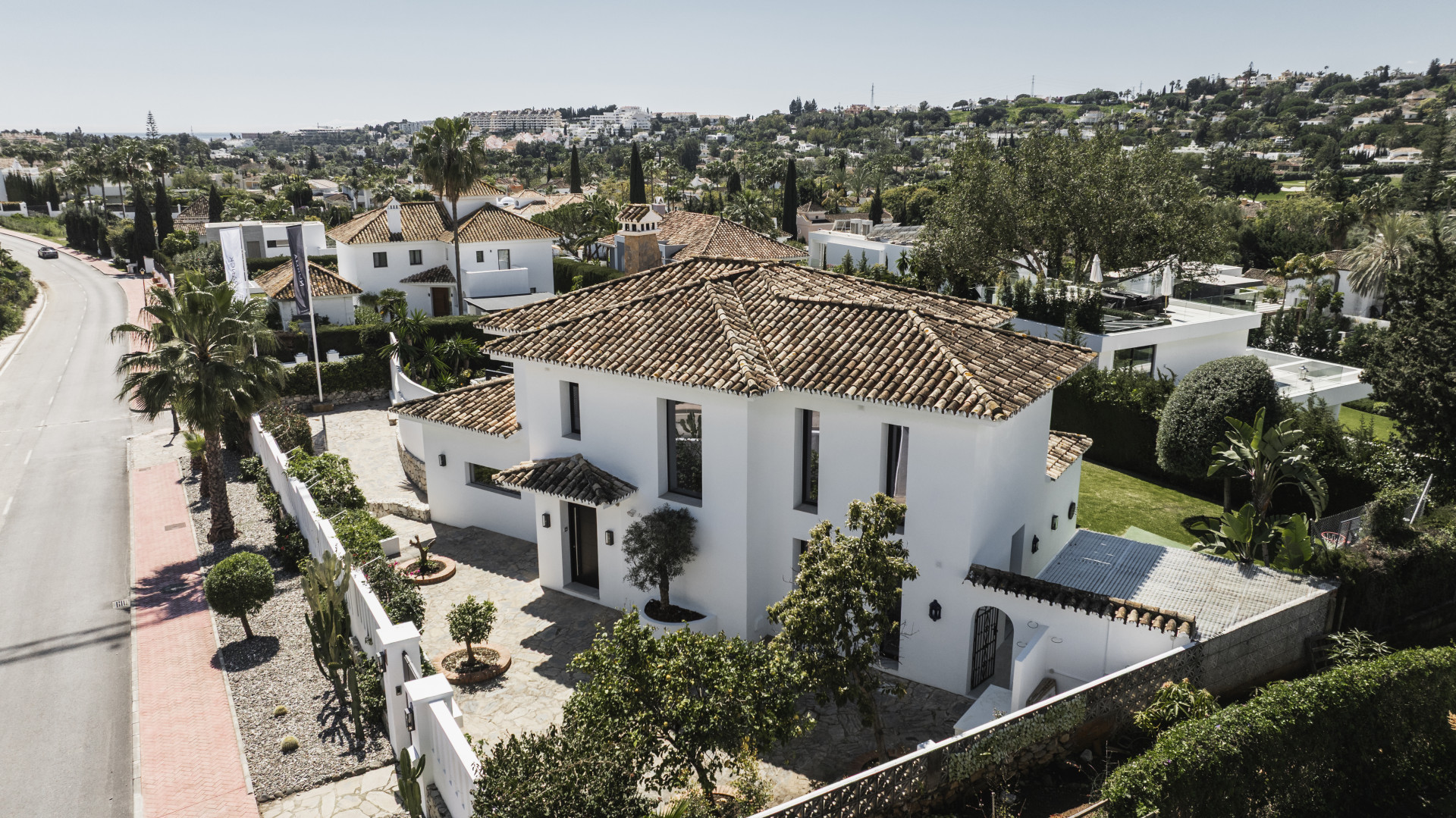 Modern villa with views, jacuzzi, heated pool in Nueva Andalucia, Marbella
