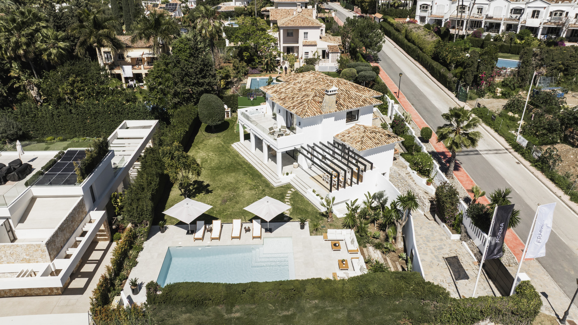 Modern villa with views, jacuzzi, heated pool in Nueva Andalucia, Marbella