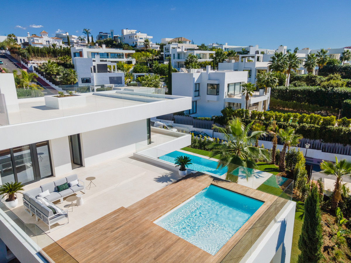 Contemporary 5-bedroom villa, exclusive gated community in Nueva Andalucia, Marbella