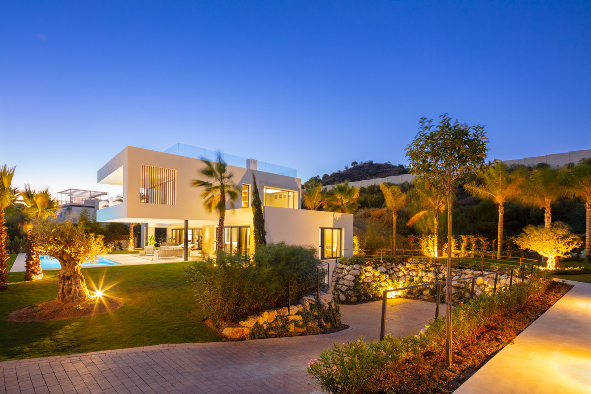 Contemporary 5-bedroom villa, exclusive gated community in Nueva Andalucia, Marbella