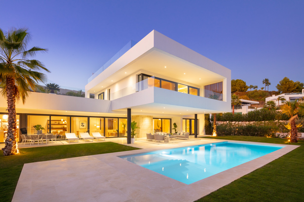 Contemporary 5-bedroom villa, exclusive gated community in Nueva Andalucia, Marbella
