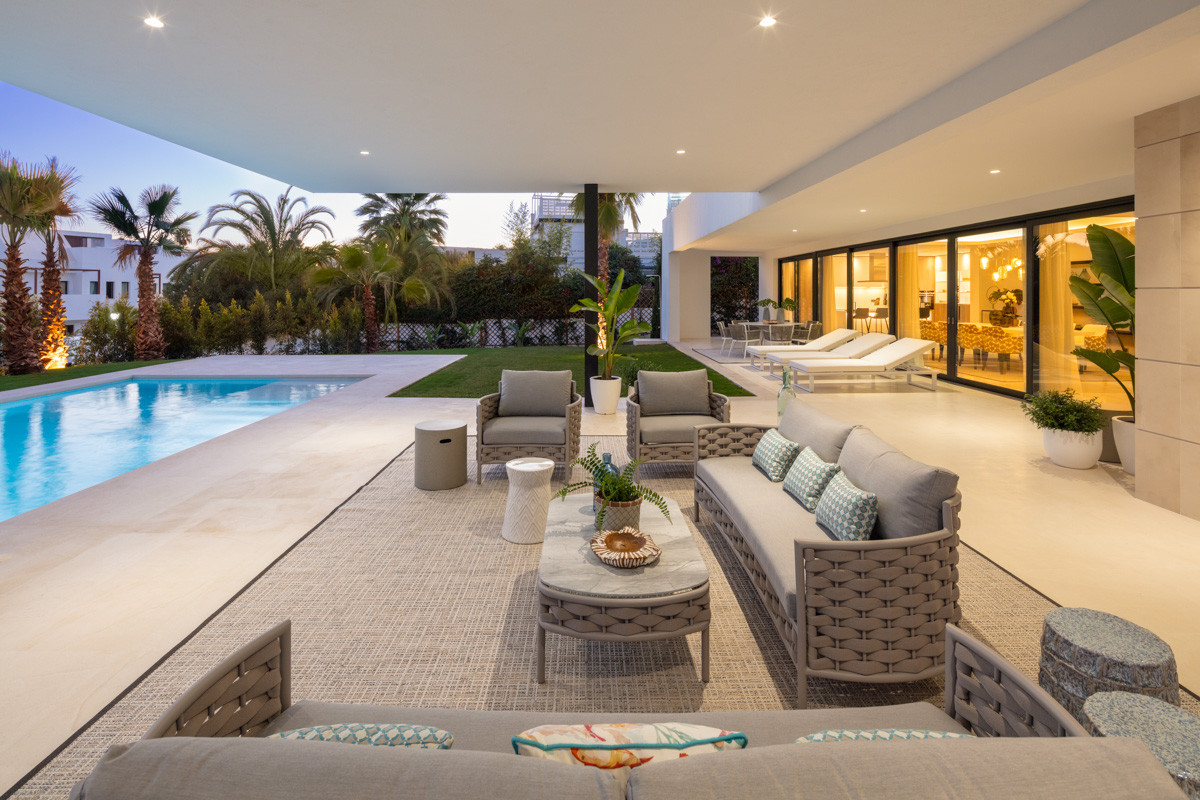 Contemporary 5-bedroom villa, exclusive gated community in Nueva Andalucia, Marbella