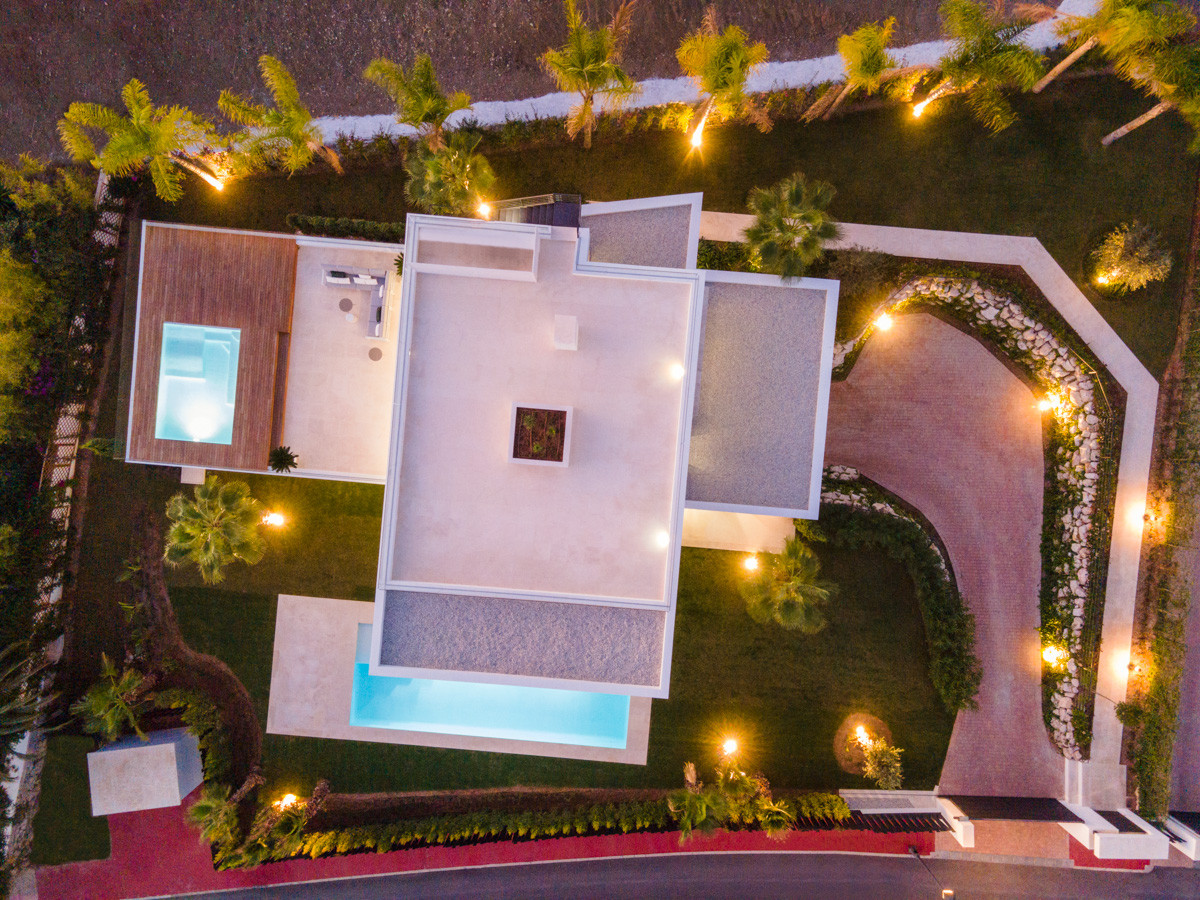 Contemporary 5-bedroom villa, exclusive gated community in Nueva Andalucia, Marbella