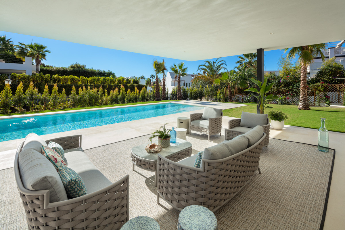 Contemporary 5-bedroom villa, exclusive gated community in Nueva Andalucia, Marbella