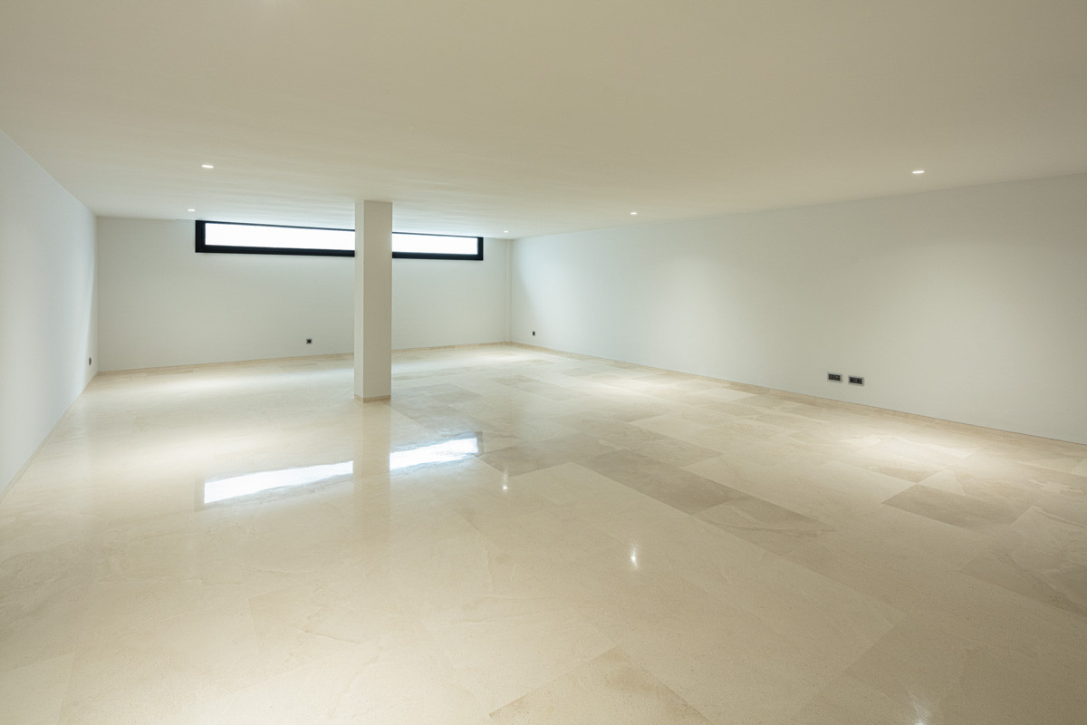 Contemporary 5-bedroom villa, exclusive gated community in Nueva Andalucia, Marbella