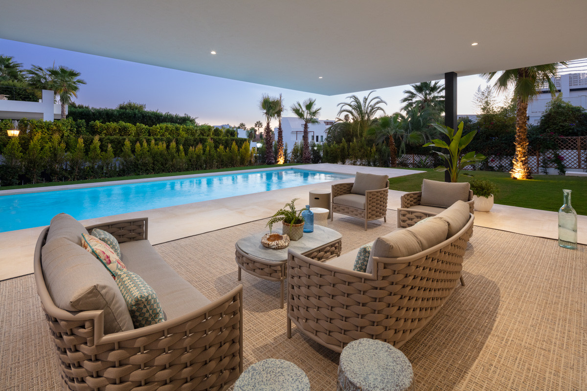 Contemporary 5-bedroom villa, exclusive gated community in Nueva Andalucia, Marbella