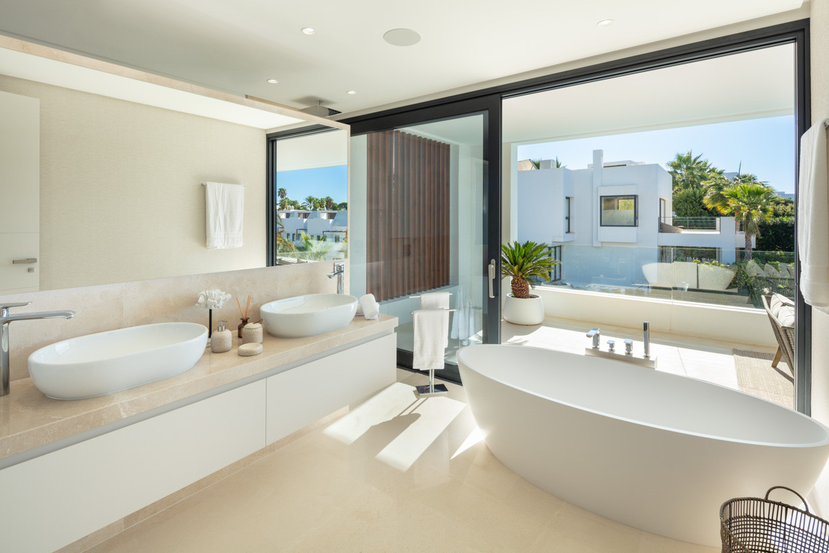 Contemporary 5-bedroom villa, exclusive gated community in Nueva Andalucia, Marbella