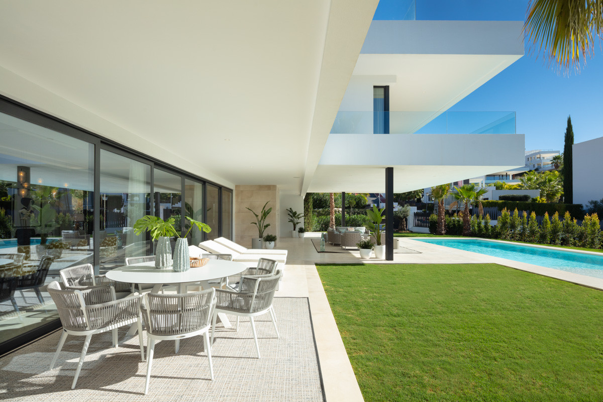 Contemporary 5-bedroom villa, exclusive gated community in Nueva Andalucia, Marbella