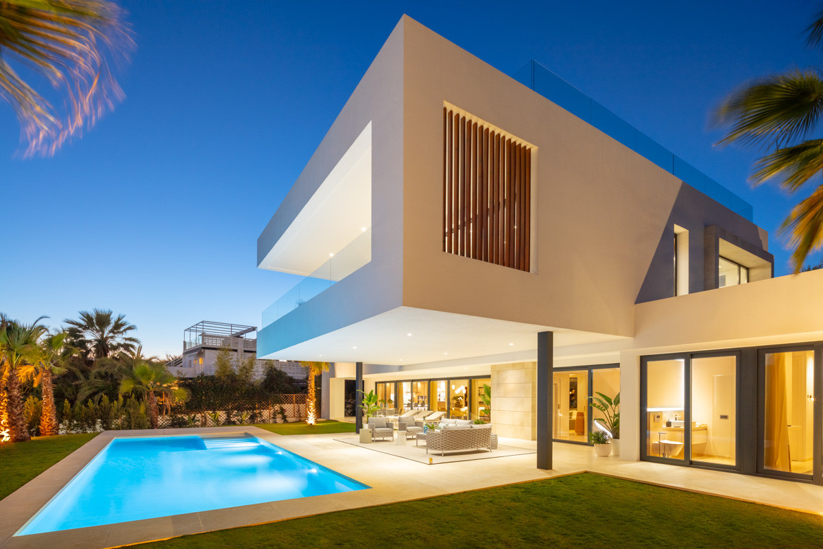 Contemporary 5-bedroom villa, exclusive gated community in Nueva Andalucia, Marbella