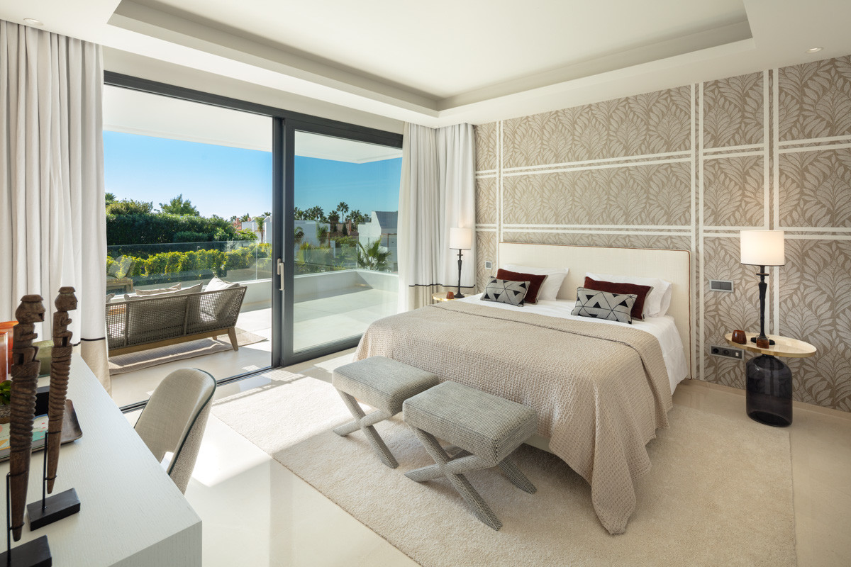 Contemporary 5-bedroom villa, exclusive gated community in Nueva Andalucia, Marbella