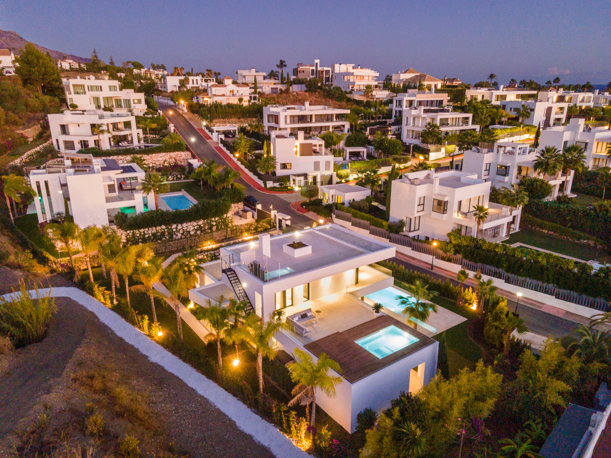 Contemporary 5-bedroom villa, exclusive gated community in Nueva Andalucia, Marbella