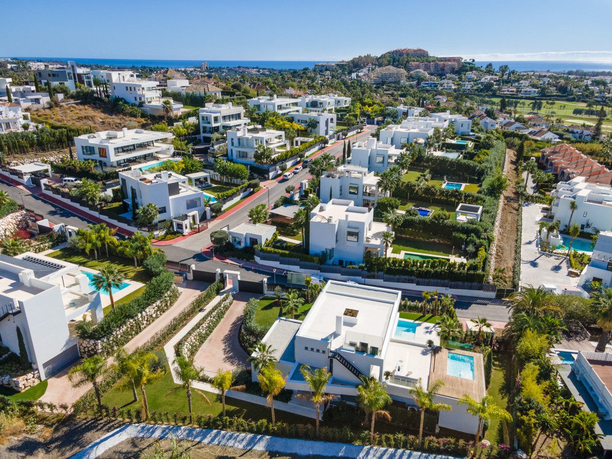 Contemporary 5-bedroom villa, exclusive gated community in Nueva Andalucia, Marbella