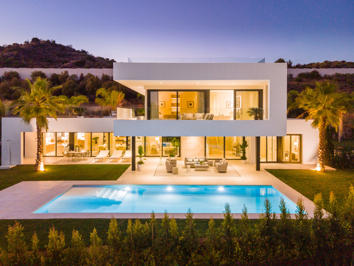 Contemporary 5-bedroom villa, exclusive gated community in Nueva Andalucia, Marbella