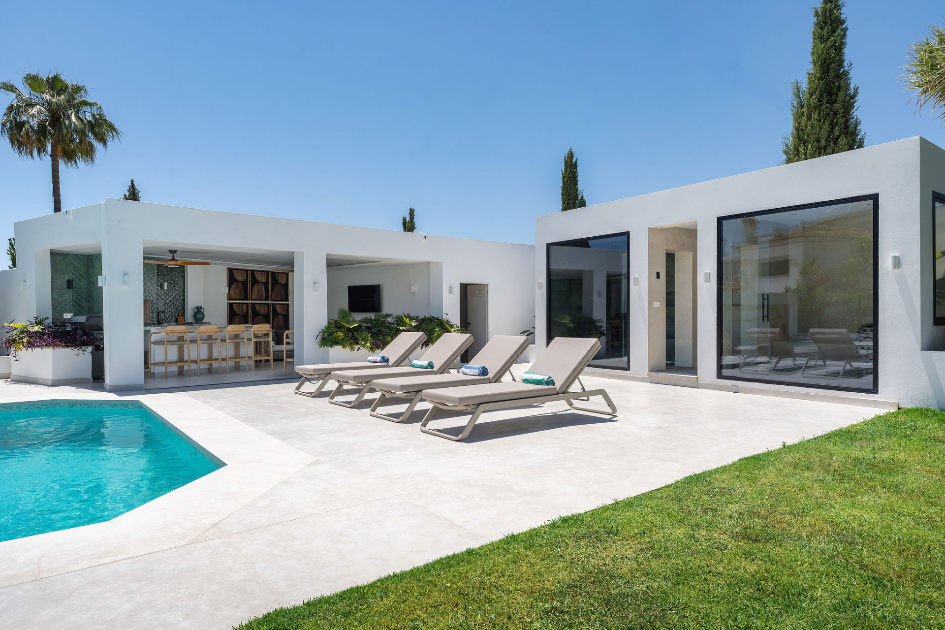 Brand New 6 bedroom Family home