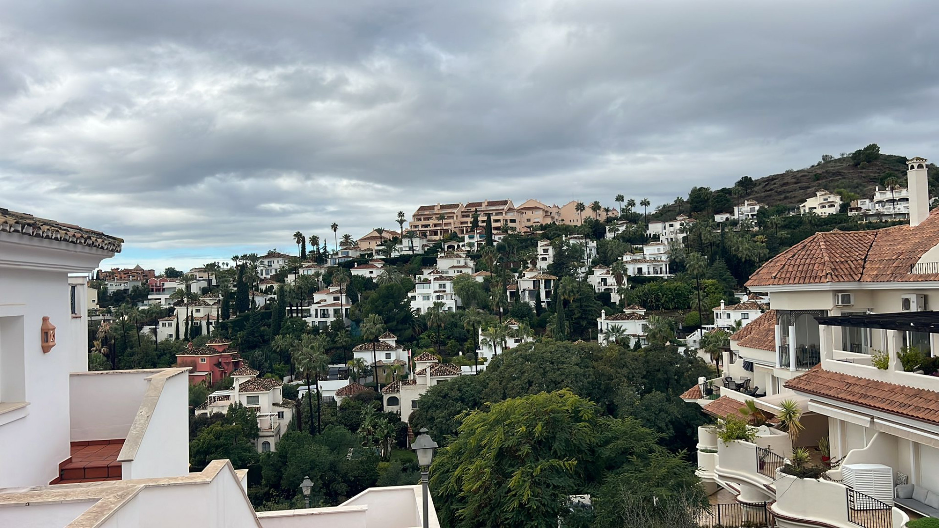 modern-two-bedroom-apartment-in-nueva-andalucia-marbella