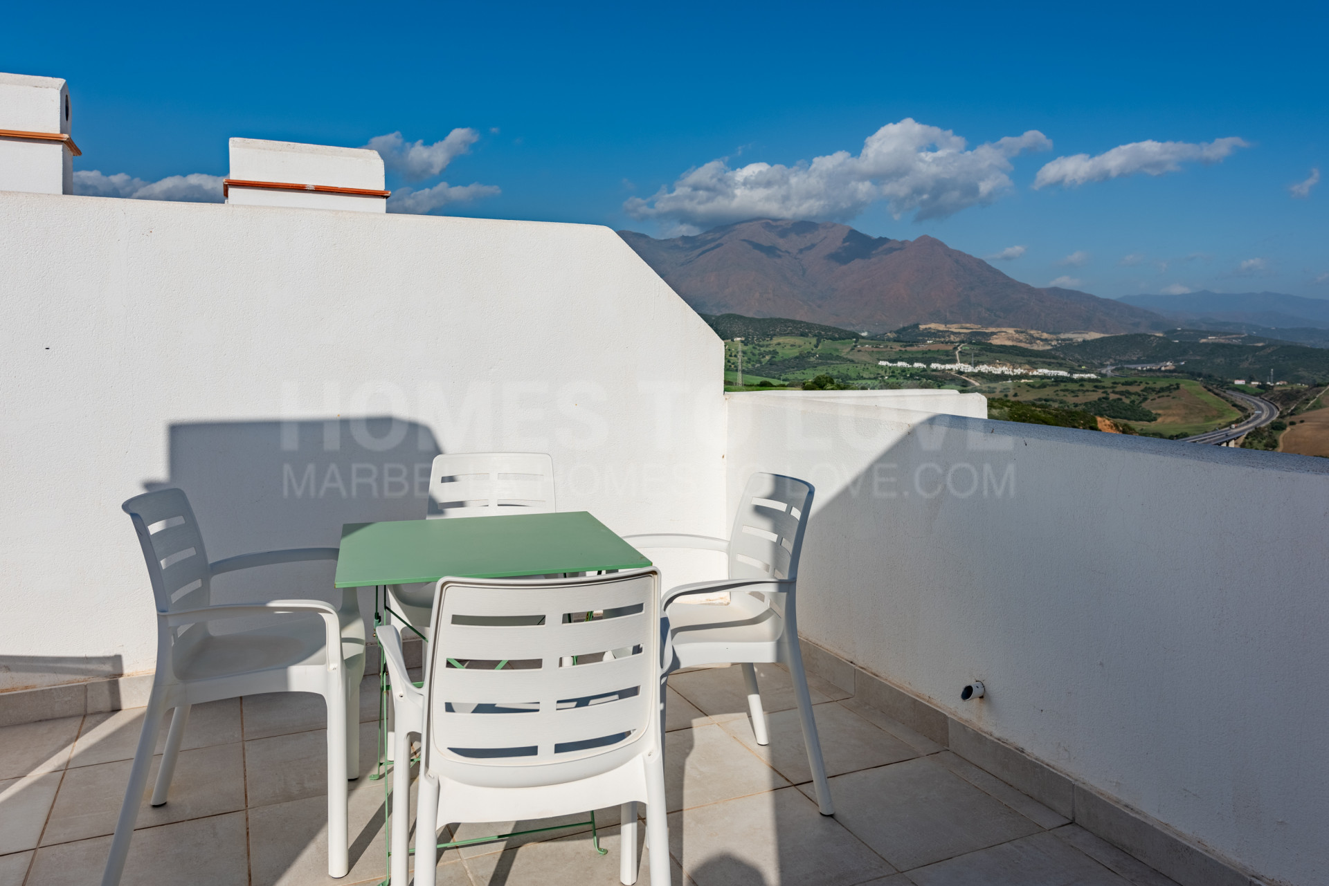 Terminado en 2021, este hermoso ático de 2 dormitorios y 2 baños está completamente amueblado y listo para entrar a vivir