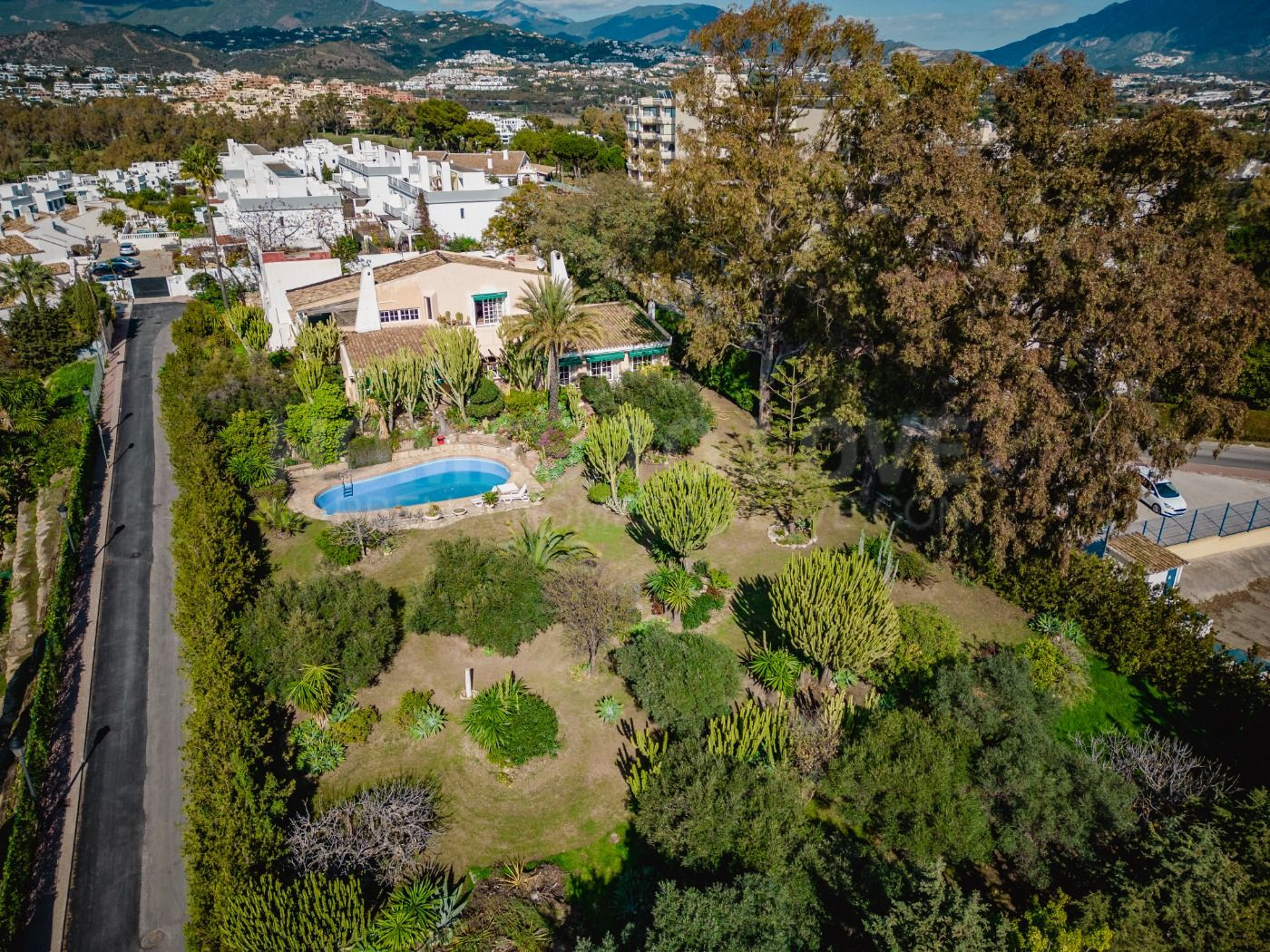 Oportunidad de Inversión, dos casas “hermanas” con gran jardín en Atalaya Golf, Estepona