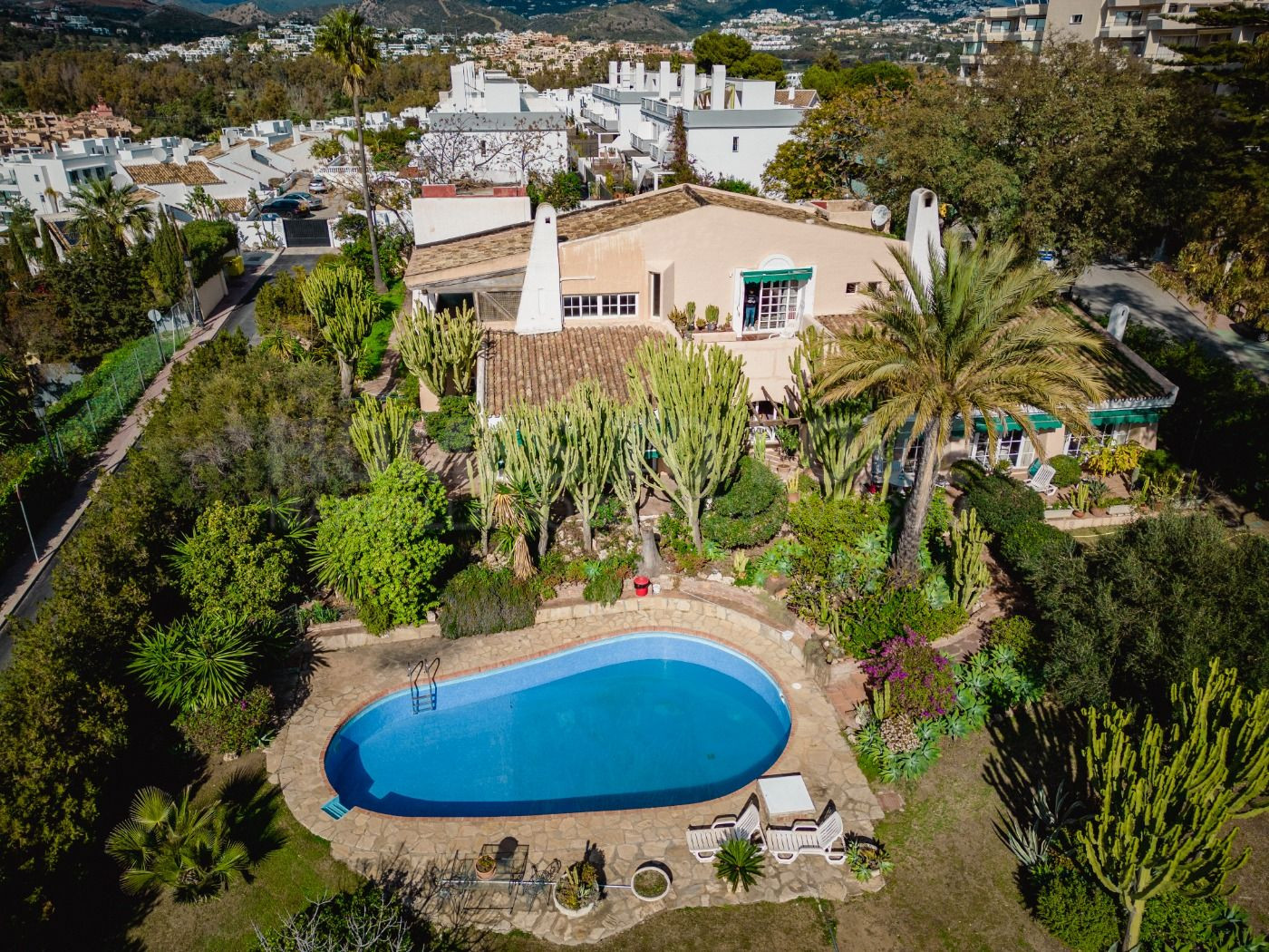 Oportunidad de Inversión, dos casas “hermanas” con gran jardín en Atalaya Golf, Estepona