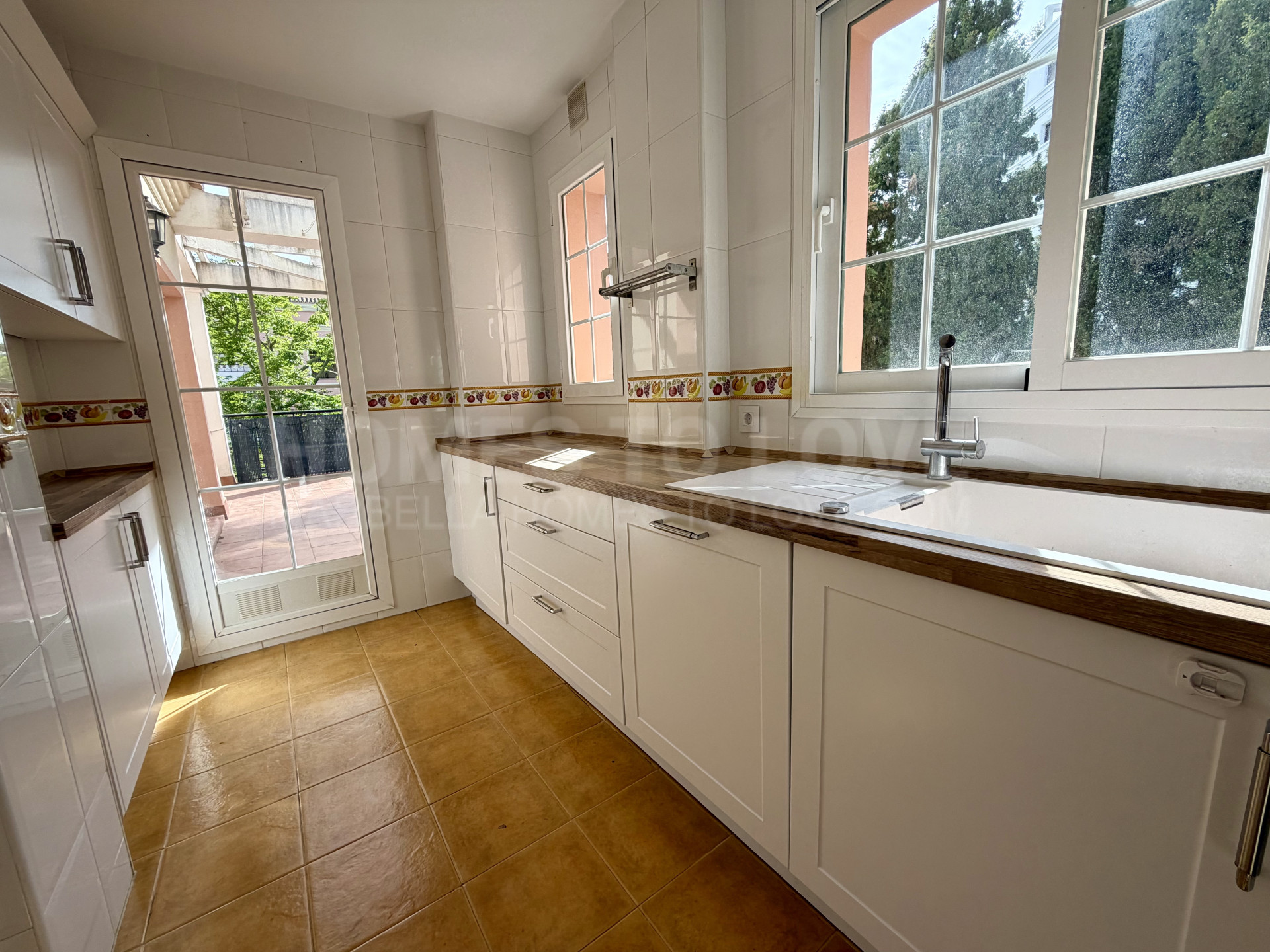 Spacious and bright garden view apartment with large terrace and sun all day