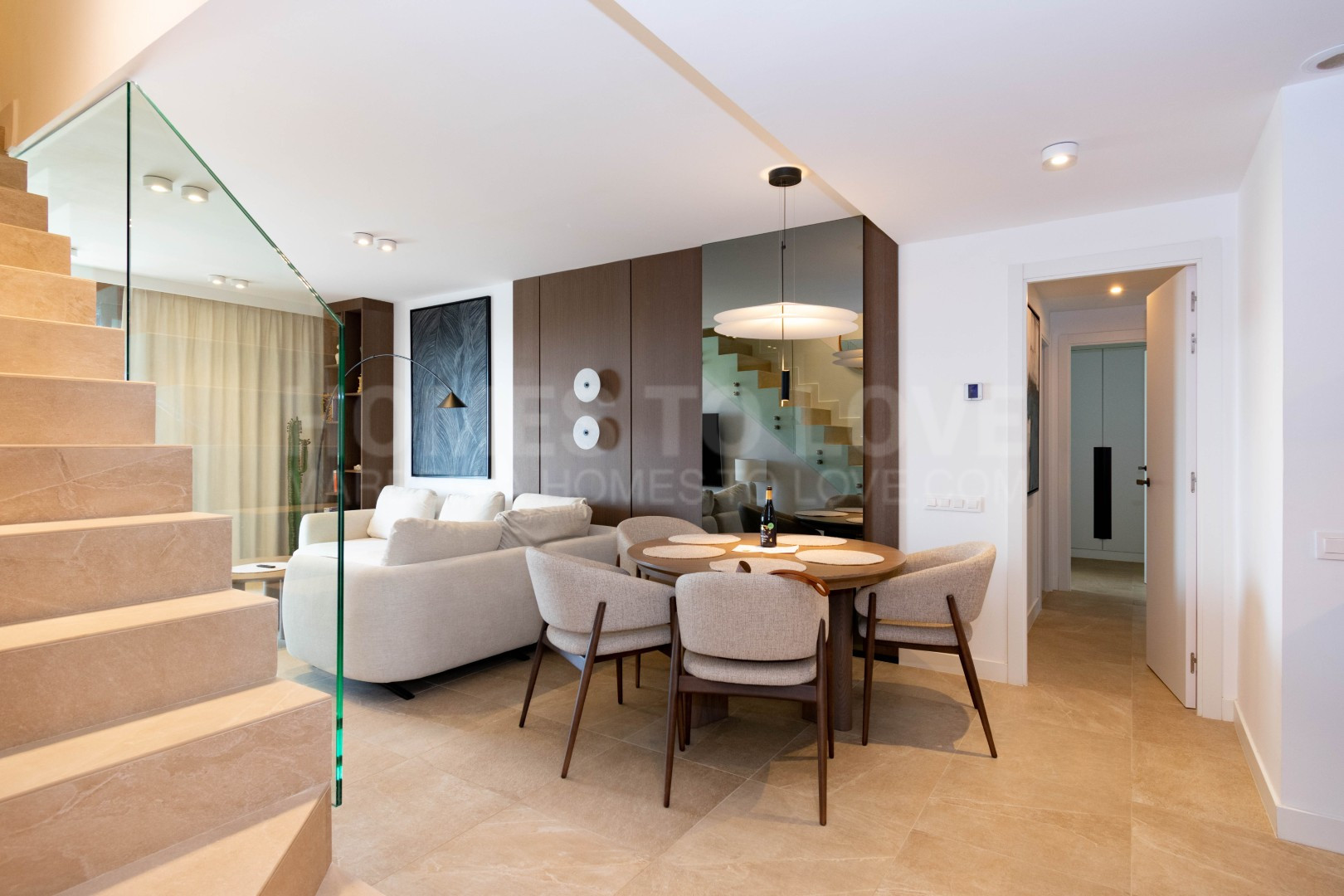 Ático contemporáneo de lujo con vistas panorámicas al mar y jacuzzi privado en la azotea, en Las Mesas, Estepona