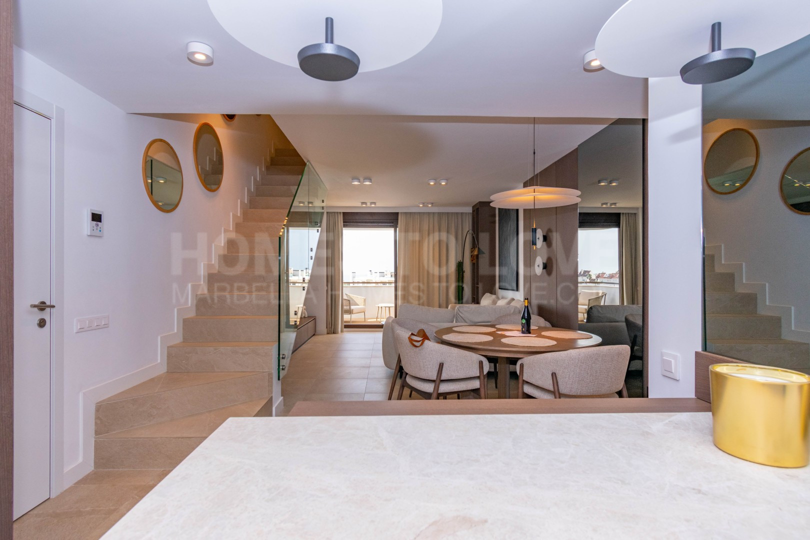 Ático contemporáneo de lujo con vistas panorámicas al mar y jacuzzi privado en la azotea, en Las Mesas, Estepona