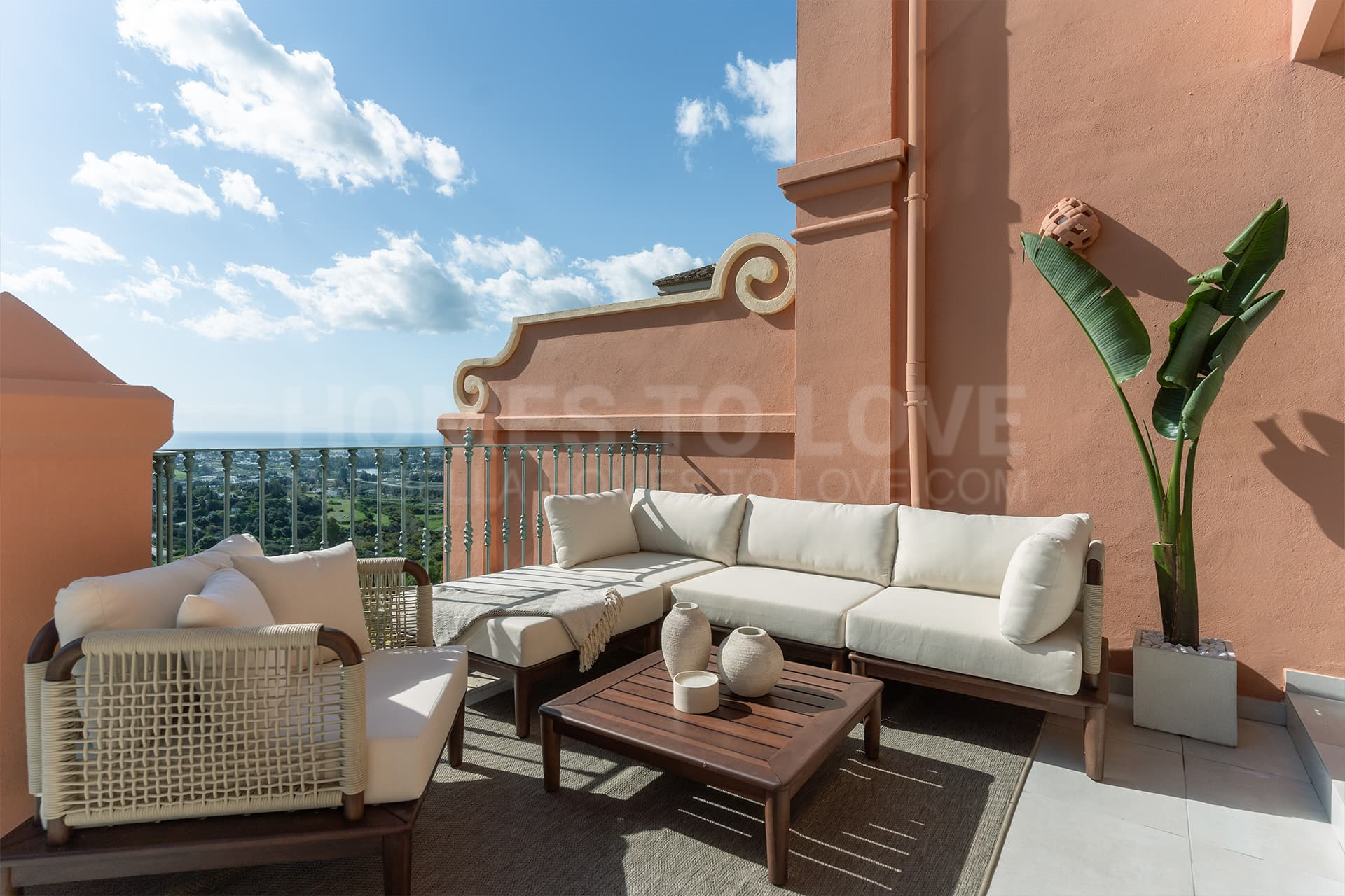 Un apartamento dúplex de 4 dormitorios de estilo escandinavo con vistas panorámicas al mar