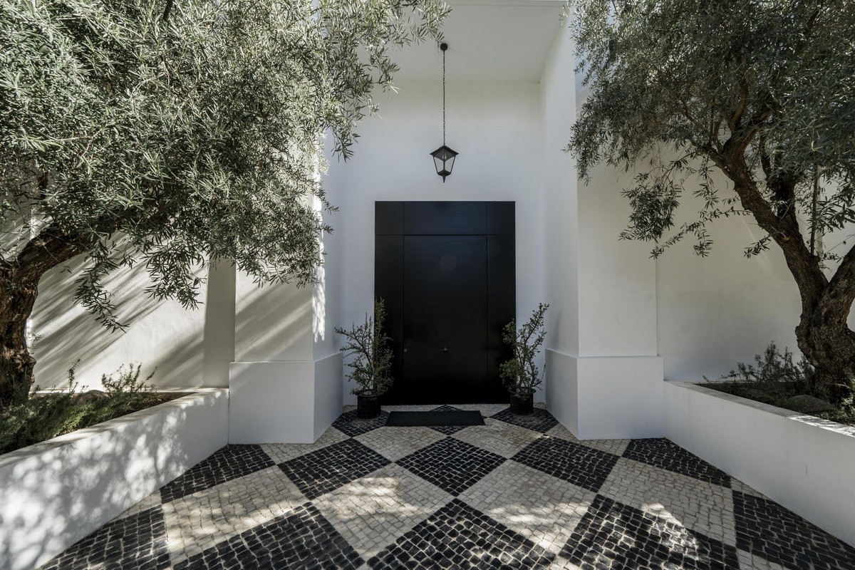 R5004508 - 6 Bedroom Villa in Benahavis, Malaga
