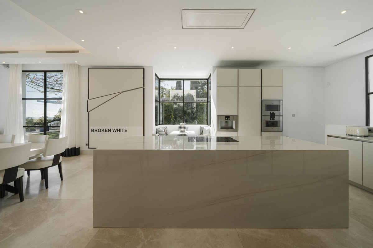 R5004508 - 6 Bedroom Villa in Benahavis, Malaga