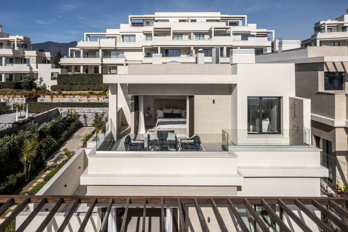 R5004337 - 4 Bedroom Villa in Estepona, Malaga
