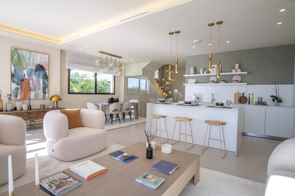 R5004337 - 4 Bedroom Villa in Estepona, Malaga