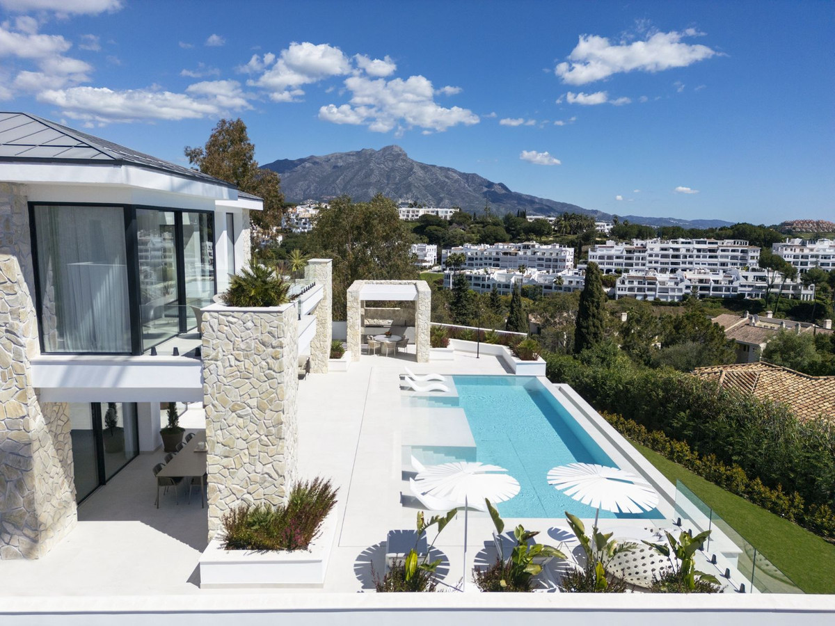 R5012104 - 5 Bedroom Villa in Benahavis, Malaga