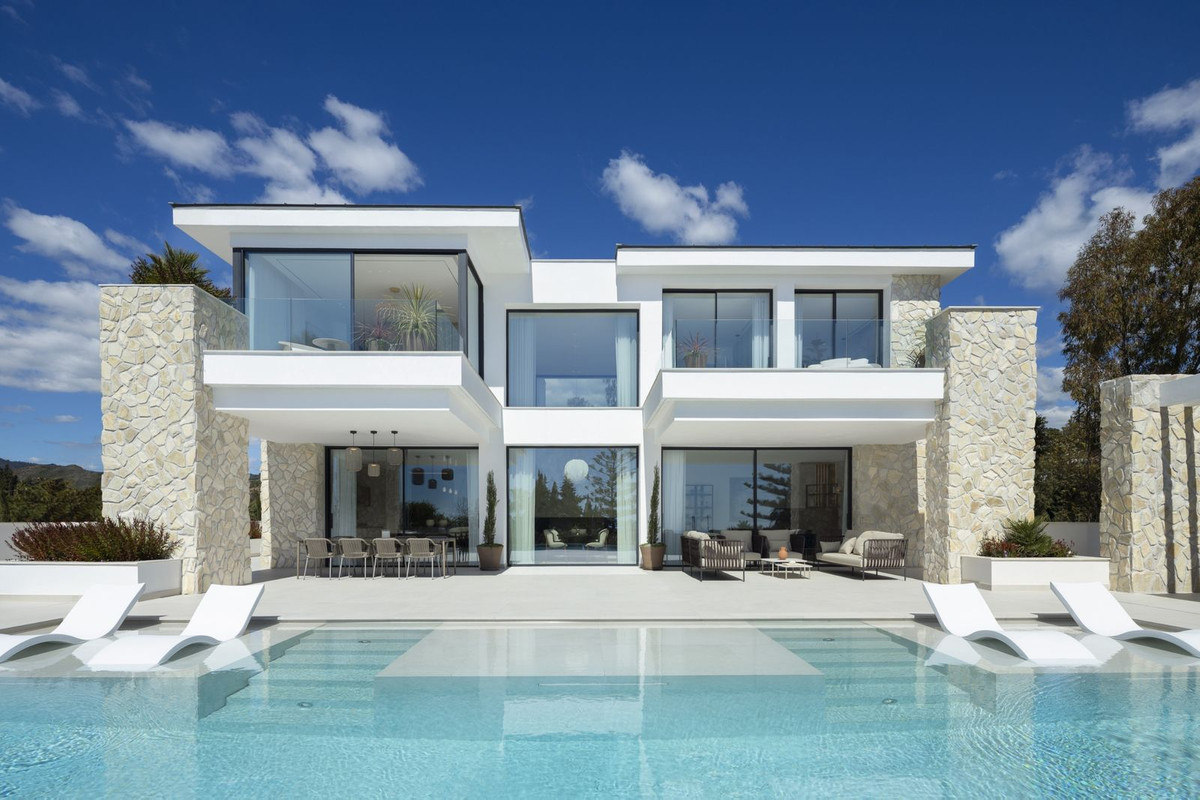 R5012104 - 5 Bedroom Villa in Benahavis, Malaga