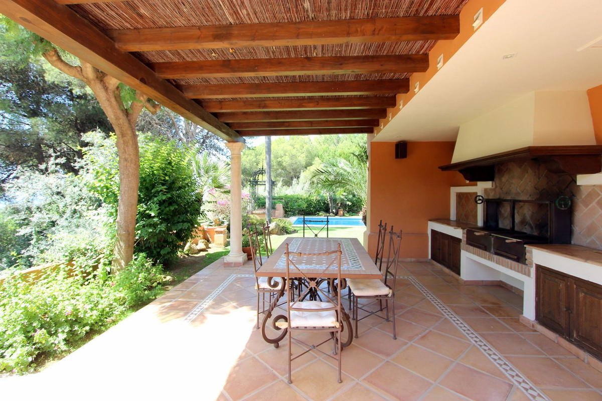 R5011699 - 5 Bedroom Villa in Marbella, Malaga