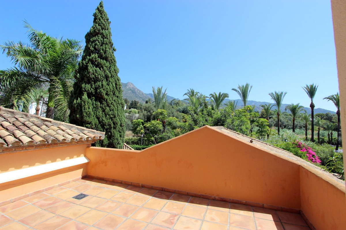 R5011699 - 5 Bedroom Villa in Marbella, Malaga