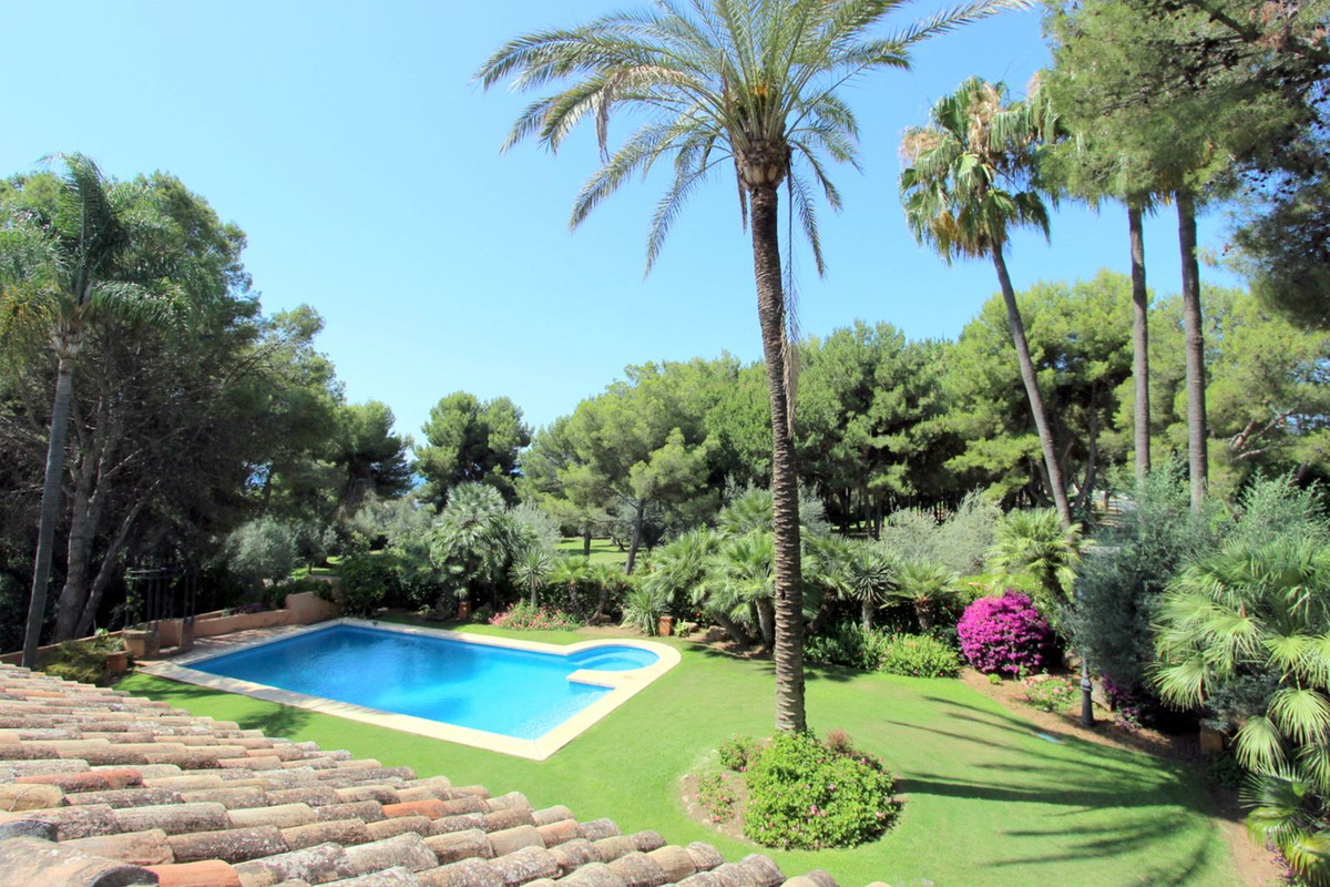 R5011699 - 5 Bedroom Villa in Marbella, Malaga