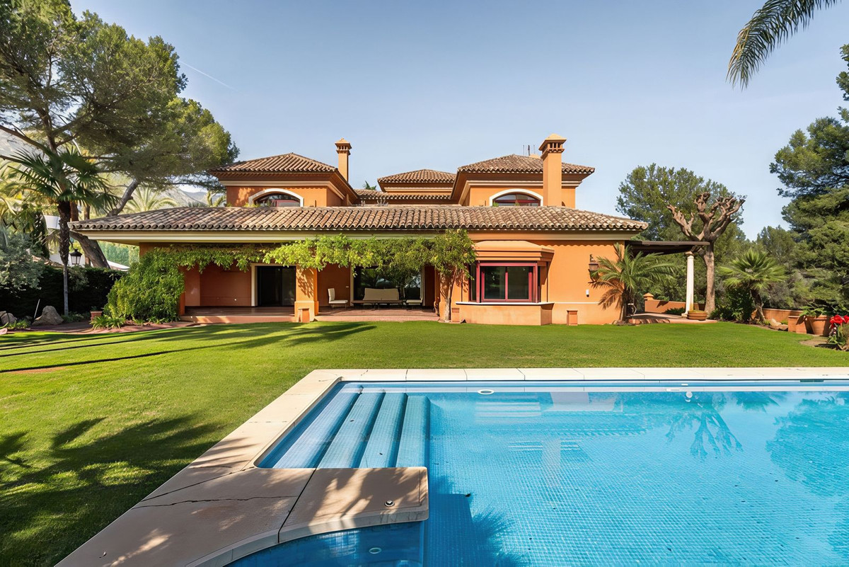 R5011699 - 5 Bedroom Villa in Marbella, Malaga R5011699 - 5 Bedroom Villa in Marbella, Malaga