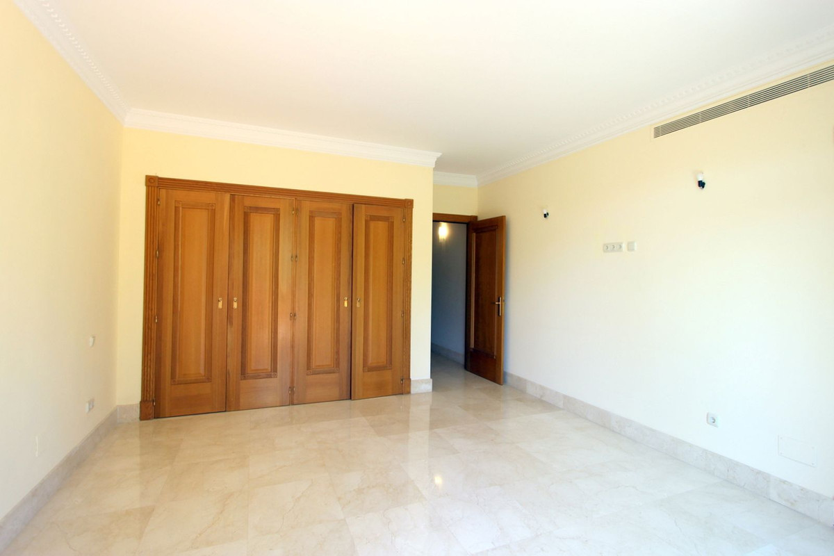 R5011699 - 5 Bedroom Villa in Marbella, Malaga